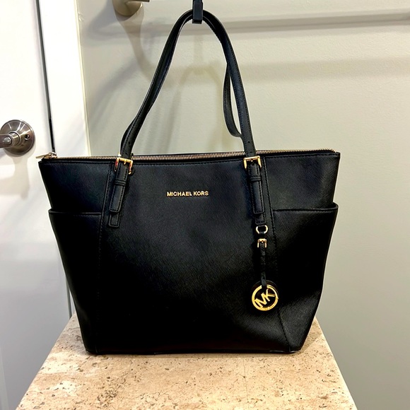 MICHAEL Michael Kors Handbags - Michael Kors black leather full zip shoulder bag